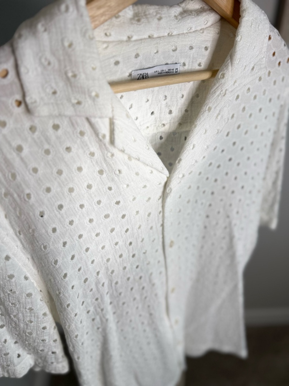Zara White Eyelet Short-Sleeve Button-Down Shirt - Picture 2 of 6